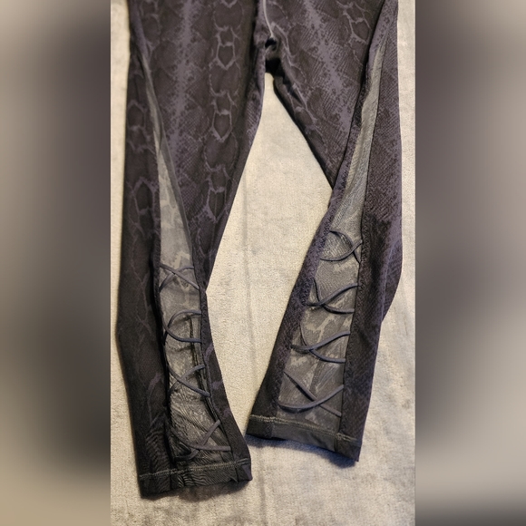 Victoria's Secret Incredible Essential Legging 7/8 Sz XL NWT Snake Print - Picture 4 of 6